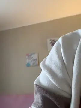 Laura Millf online show from 15, 1, 2025