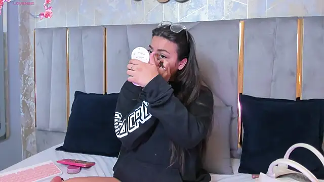 KimDevinne online show from 28, 2, 2025