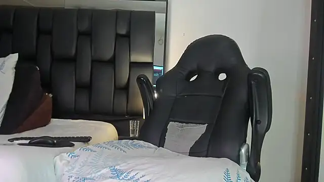 JadeSmiith  online show from 26, 2, 2025