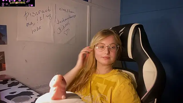 Snapshot of JacyWinslat chatting on 4, 3, 2025 JacyWinslat online show from 4, 3, 2025