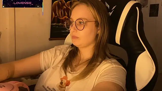 Snapshot of JacyWinslat chatting on 8, 10, 2025 JacyWinslat online show from 8, 10, 2025