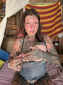 Snapshot of lizzardqueeen chatting on 2, 8, 2026 lizzardqueeen online show from 2, 8, 2026