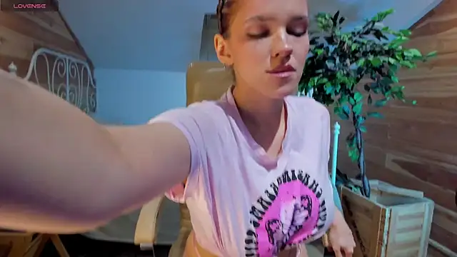 AdalynGlows online show from 4, 4, 2026