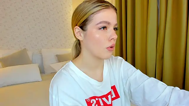 Snapshot of Anna_Robinson chatting on 18, 12, 2024 Anna Robinson online show from 18, 12, 2024