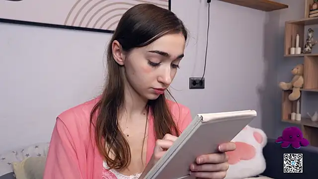 PollyBeev online show from 6, 11, 2025