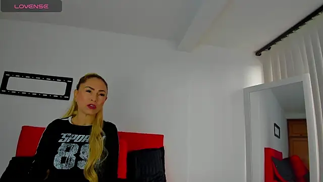 Snapshot of emagarcia chatting on 4, 11, 2025 emagarcia online show from 4, 11, 2025