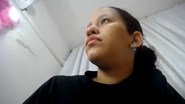 Snapshot of LAURA_SMIITH chatting on 12, 2, 2025 LAURA SMIITH online show from 12, 2, 2025