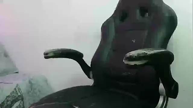 Snapshot of LAURA_SMIITH chatting on 14, 3, 2025 LAURA SMIITH online show from 14, 3, 2025