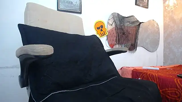 Snapshot of LAURA_SMIITH chatting on 11, 10, 2025 LAURA SMIITH online show from 11, 10, 2025