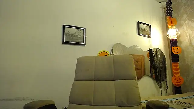 Snapshot of LAURA_SMIITH chatting on 24, 10, 2025 LAURA SMIITH online show from 24, 10, 2025