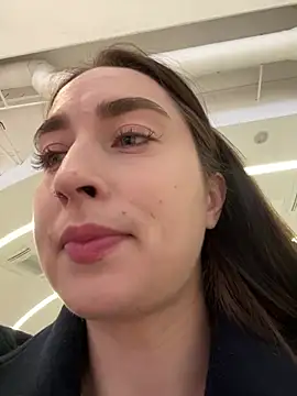 Holly Play online show from 3, 1, 2025