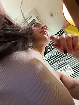 Holly Play online show from 7, 3, 2025