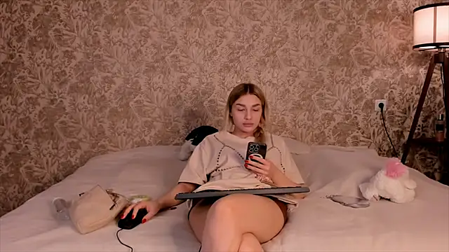 Snapshot of Ella_Milla chatting on 6, 3, 2025 Ella Milla online show from 6, 3, 2025