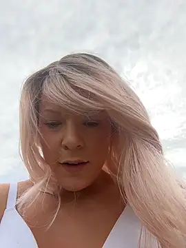 EllaSnow online show from 12, 4, 2026