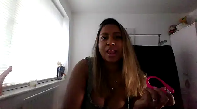 Snapshot of TEMPTING-TAMMY chatting on 8, 1, 2025 TEMPTING-TAMMY online show from 8, 1, 2025