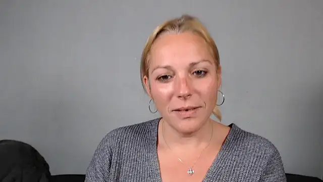 Doucelouve9 online show from 18, 12, 2025