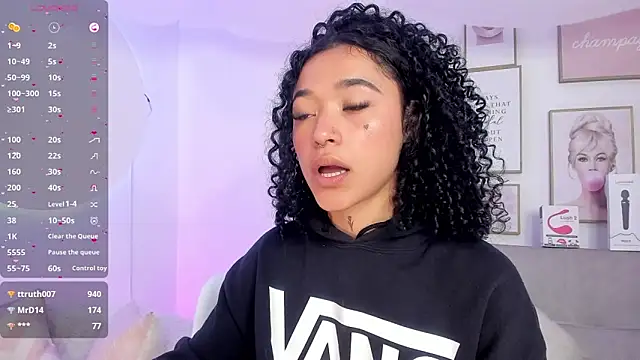 Crystal Dluna online show from 14, 1, 2025