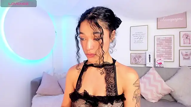 Crystal Dluna online show from 1, 2, 2025