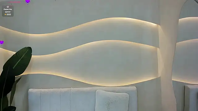 Naomi Dasilva online show from 6, 1, 2025