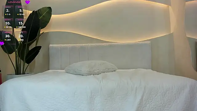 Naomi Dasilva online show from 6, 1, 2025