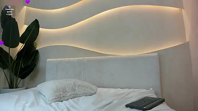 Naomi Dasilva online show from 8, 1, 2025