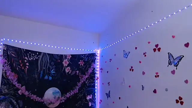 Snapshot of Emillyy_m chatting on 8, 9, 2025 Emillyy m online show from 8, 9, 2025