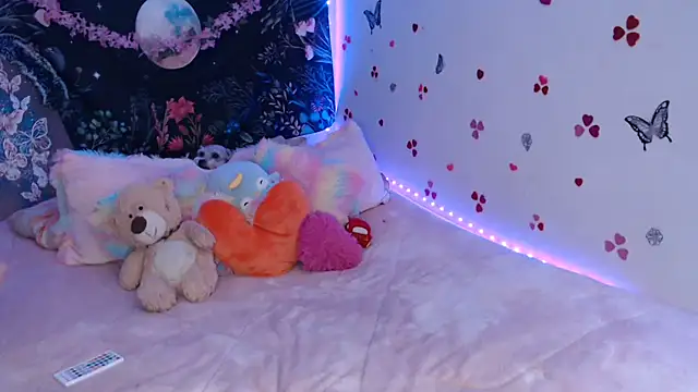 Snapshot of Emillyy_m chatting on 9, 9, 2025 Emillyy m online show from 9, 9, 2025