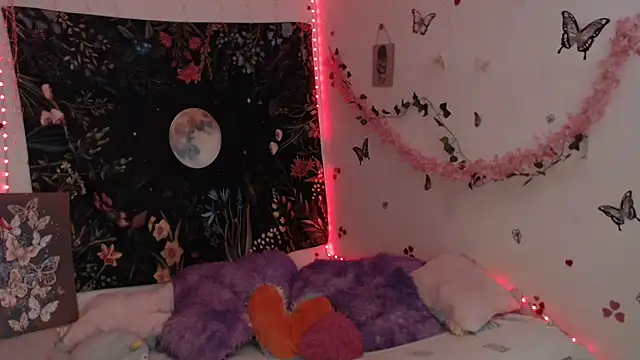 Snapshot of Emillyy_m chatting on 13, 4, 2026 Emillyy m online show from 13, 4, 2026