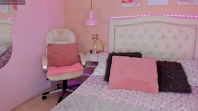 Snapshot of Ashley_Evans18 chatting on 5, 12, 2024 Ashley Evans18 online show from 5, 12, 2024