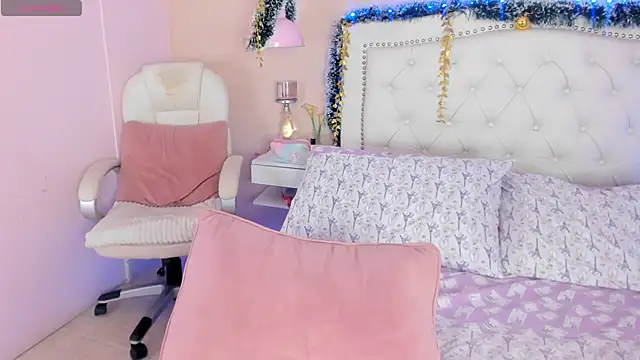 Snapshot of Ashley_Evans18 chatting on 20, 12, 2024 Ashley Evans18 online show from 20, 12, 2024