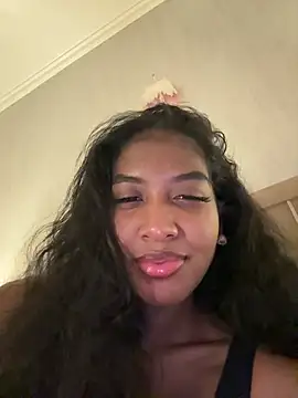 Snapshot of IamCrystal2 chatting on 16, 12, 2024 IamCrystal2 online show from 16, 12, 2024