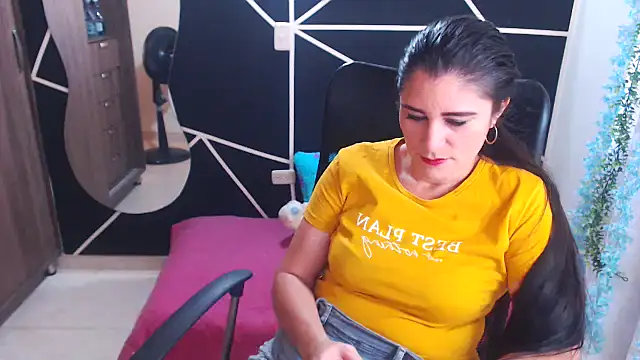 LUCY LI online show from 17, 1, 2025