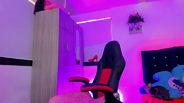 Hellen moons   online show from 11, 11, 2025