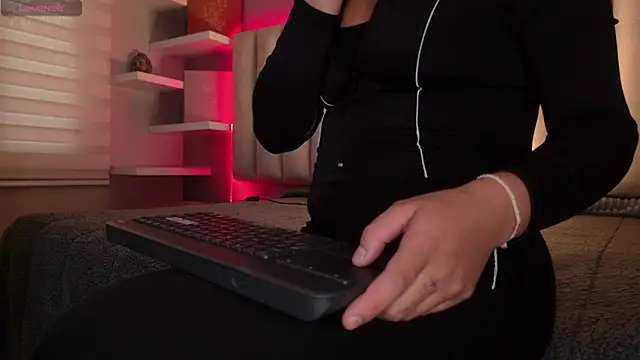 Snapshot of Megan_mooree_ chatting on 21, 7, 2026 Megan mooree online show from 21, 7, 2026