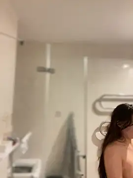 Holly Molii online show from 9, 3, 2025