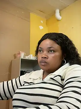 Curveysinaa online show from 5, 3, 2025