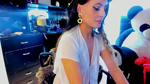 Coral Gibson online show from 1, 2, 2025