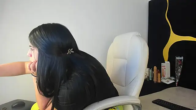 Snapshot of Criistaal_ chatting on 10, 3, 2025 Criistaal  online show from 10, 3, 2025