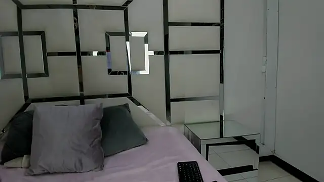 Snapshot of Criistaal_ chatting on 24, 3, 2026 Criistaal online show from 24, 3, 2026