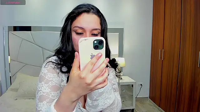 Bella-hadiid online show from 21, 9, 2025