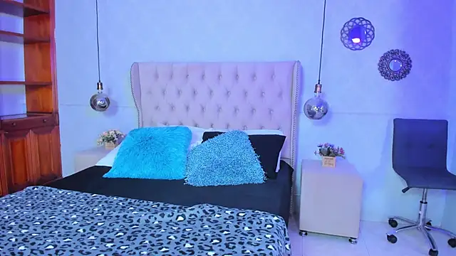 scarleett brown  online show from 18, 9, 2025