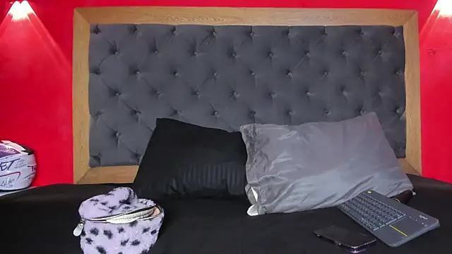 YayaHilton online show from 9, 4, 2026