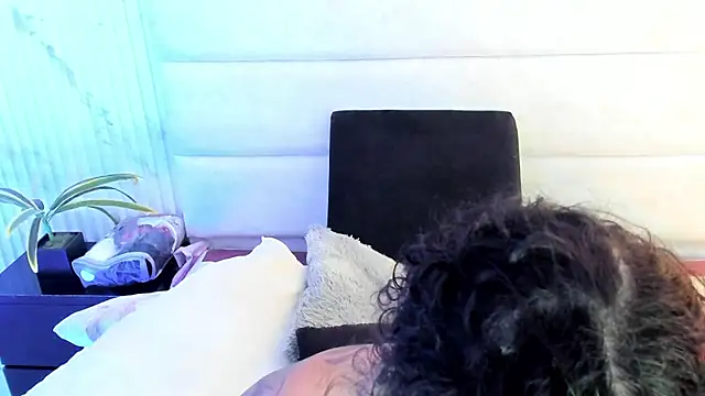 Reginavegaa online show from 3, 12, 2025