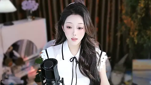 Snapshot of Arwyn-rr chatting on 10, 11, 2025 Arwyn-rr online show from 10, 11, 2025