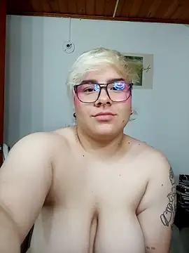 Snapshot of amalia_love chatting on 4, 10, 2025 amalia love online show from 4, 10, 2025