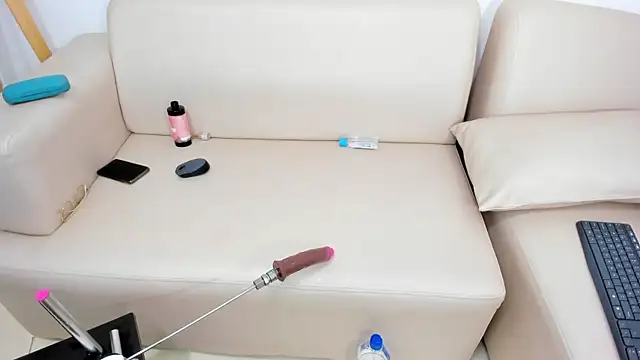 naomiii   online show from 1, 2, 2025