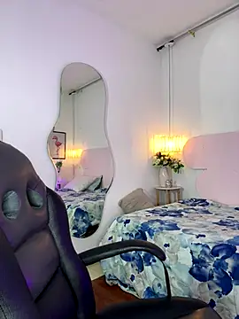 naomiii   online show from 18, 10, 2025