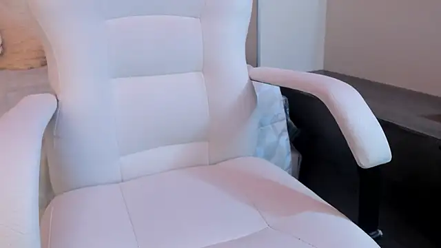 naomiii   online show from 8, 6, 2026