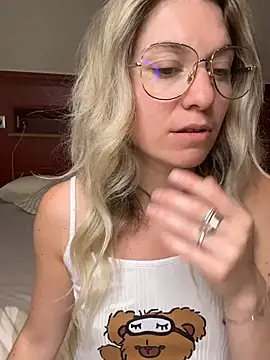 Snapshot of carlaaa chatting on 29, 4, 2026 carlaaa online show from 29, 4, 2026
