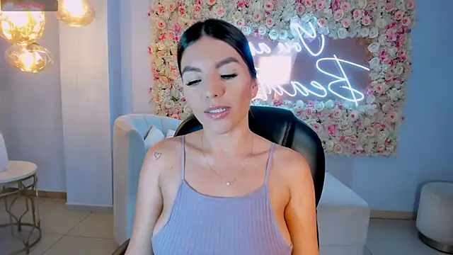 Snapshot of ValeriaRoldanX chatting on 5, 2, 2025 ValeriaRoldanX online show from 5, 2, 2025